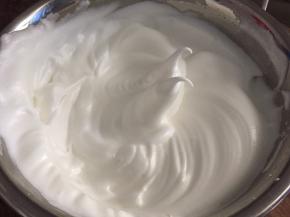 继续高速打发至湿性发泡，拉起打蛋头有弯钩状态