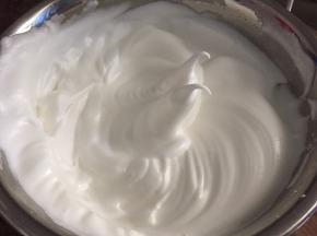继续高速打发至湿性发泡，拉起打蛋头有弯钩状态