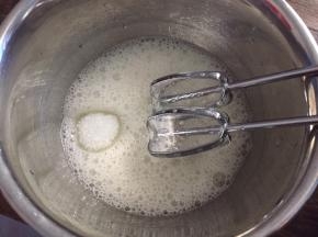 蛋白加入柠檬汁，低速打发至有粗泡状态，加入三分之一白砂糖