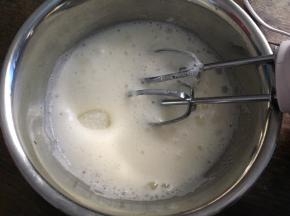 中速打发至粗泡消失，加入三分之一白砂糖