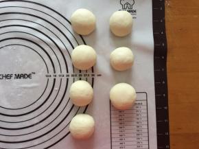 分成43克一个面团，揉成光滑的面团