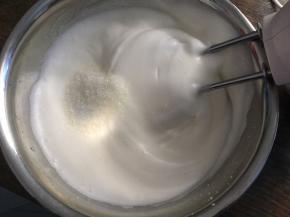 然后高速打发至有纹路状态，加入最后的白砂糖