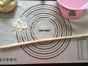 将面团分成几份，搓成长条