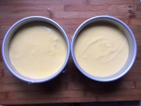 倒入两个6寸模具中，轻震两下，震出气泡