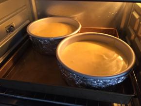 放入预热好的烤箱150度，下层，上下火60分钟，水浴法，烤盘中加入一半的水，模具放在水上面，活底模具需要包一层锡纸