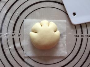 将面团放在油纸上，用刮刀做出云朵形状