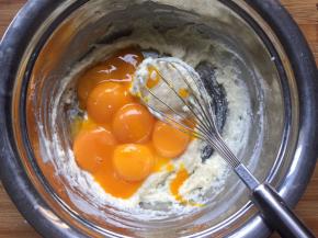 加入鸡蛋搅拌均匀