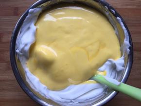 再倒回蛋白盆中翻拌均匀