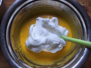 分一半蛋白到蛋黄糊中翻拌均匀