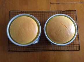 出炉震下热气，放烤网上晾凉脱膜，