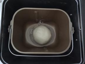 揉成光滑的面团，在面包机中发酵