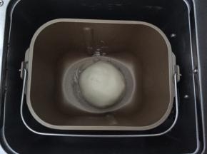 揉成光滑的面团，在面包机中发酵