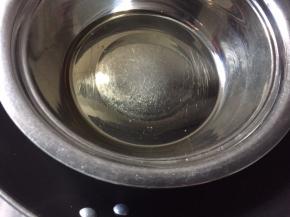 玉米油隔水加热，出现油花立即关火拿出，不要太烫