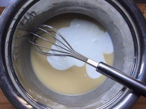 加入牛奶搅拌均匀