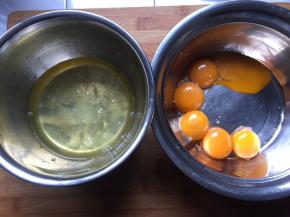 蛋白和蛋黄分离，蛋白盆中应无油无水无蛋黄