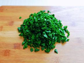 韭菜洗干净后淋干水份，切碎，放入容器中，首先加入少量食用油，搅拌均匀。这样韭菜不会出水哦。