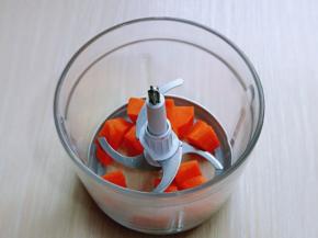 胡萝卜去皮，切小块，放入绞肉机中。