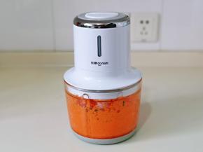 启动绞肉机，将胡萝卜搅碎。