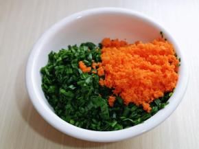 搅碎的胡萝卜加入放韭菜的器具中。