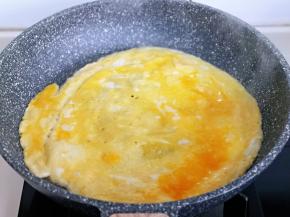起油锅，倒入蛋液，煎鸡蛋饼，煎好再铲碎。