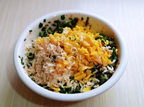 将虾皮温水冲洗，淋干水分，与鸡蛋同时加入韭菜器具中，加入调味料，拌均匀。