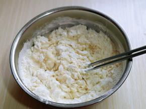 面粉加入器具中，分次加入开水，一边用筷子搅成絮状，稍稍揉一下。