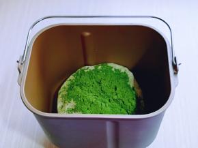 放入面包机中，加入菠菜粉。(白色面团因为是用开水烫面，所以没有直接放入面包桶中，器具中搅拌成絮状后再加入面包桶，避免开水伤到面包机)