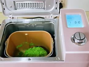 启动面包机揉面功能，自动时间10分钟。