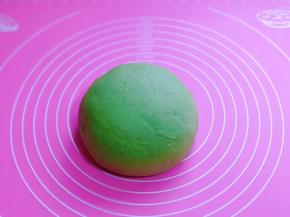 取出揉好的面团，盖上保鲜膜松弛10分钟。