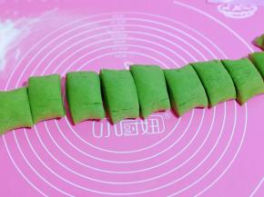 再将松弛好的面团分成等份的小面团。