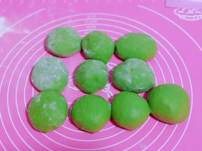 将每个小面团揉圆。