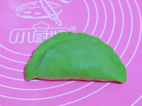 将面皮对折，捏紧，如图。