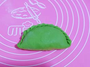 再捏出花边，也可以根据自己喜欢随意捏。