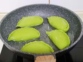 不粘锅中加入适量油，将包好的翡翠韭菜盒子放入锅中并间隔距离。