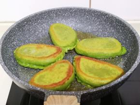 小火煎至两面金黄即可出锅。