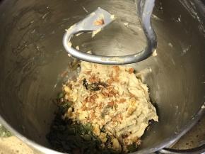 除果仁碎以外的所有材料混合搅拌均匀后再加入果仁搅拌。