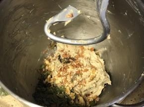 除果仁碎以外的所有材料混合搅拌均匀后再加入果仁搅拌。