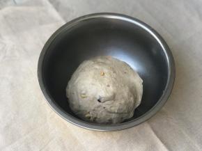 搅拌成光滑不粘手的面团即可。