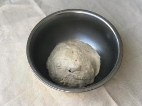 搅拌成光滑不粘手的面团即可。