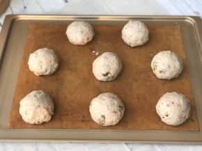 发好的面团排气后分割成8份，盖保鲜膜松弛30分钟，然后再次排气滚圆放在烤盘上盖上保鲜膜进行二发。