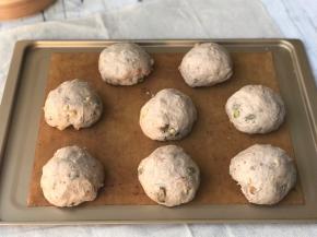 32-38度的温度，80%的湿度进行二发，发酵至原来的1.5-2倍大。