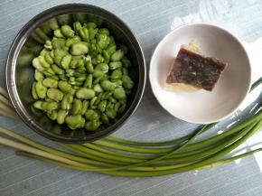 把蚕豆外面的两层皮剥了，蒜薹叶子掐掉！