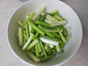 蒜薹清洗干净切成一厘米左右的小段！