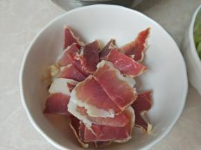 腊肉切薄片！