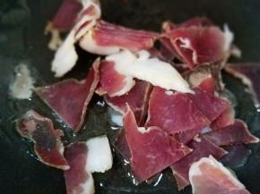 油热后倒入腊肉开中火翻炒！