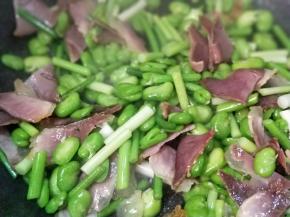 调中小火把腊肉翻炒均匀！