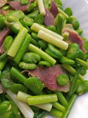 好了，关火盛盘食用吧！看，蒜薹像不像一节节碧玉竹子，蚕豆瓣像不像一只只小青蛙呀！