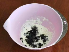加入海苔碎、盐、糖。