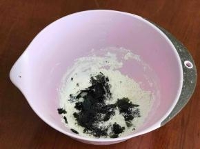加入海苔碎、盐、糖。