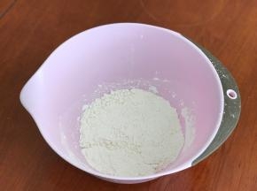 低筋面粉、酵母、小苏打粉混合均匀。